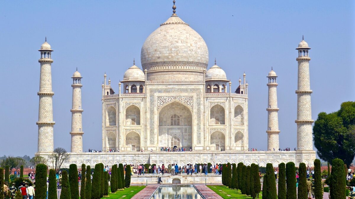 Şafakta Taj Mahal'in beyaz mermer kubbesi ve yansıma havuzu