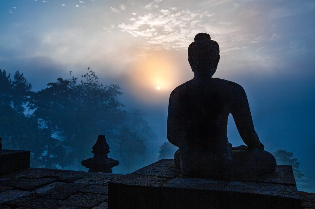 Gün doğumunda Borobudur tapınağının katmanlı teraslarıyla Endonezya manzarası