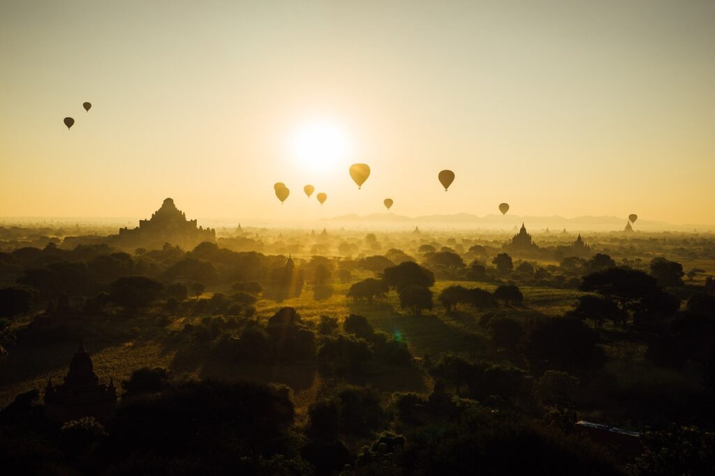 Bagan pagodaları üzerinde süzülen sıcak hava balonları