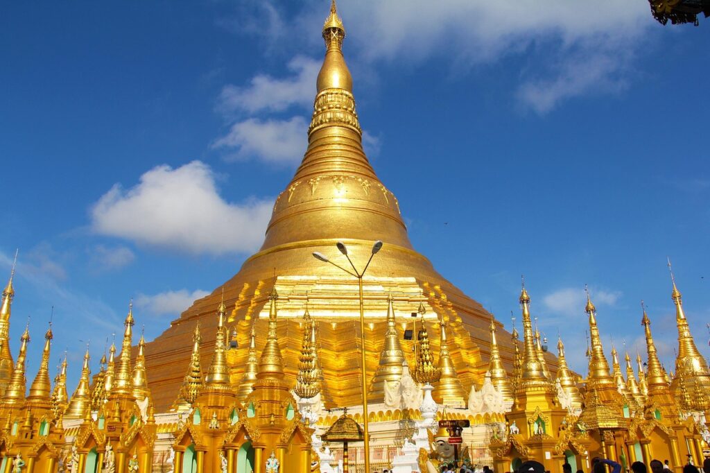 Yangon'daki Shwedagon Pagodası'nın altın kaplamalı kubbesi