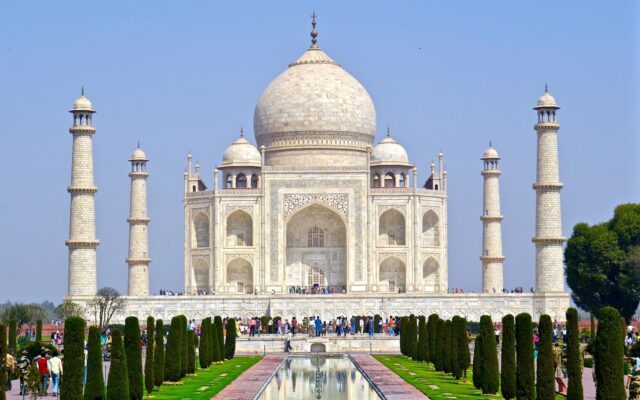 Şafakta Taj Mahal'in beyaz mermer kubbesi ve yansıma havuzu