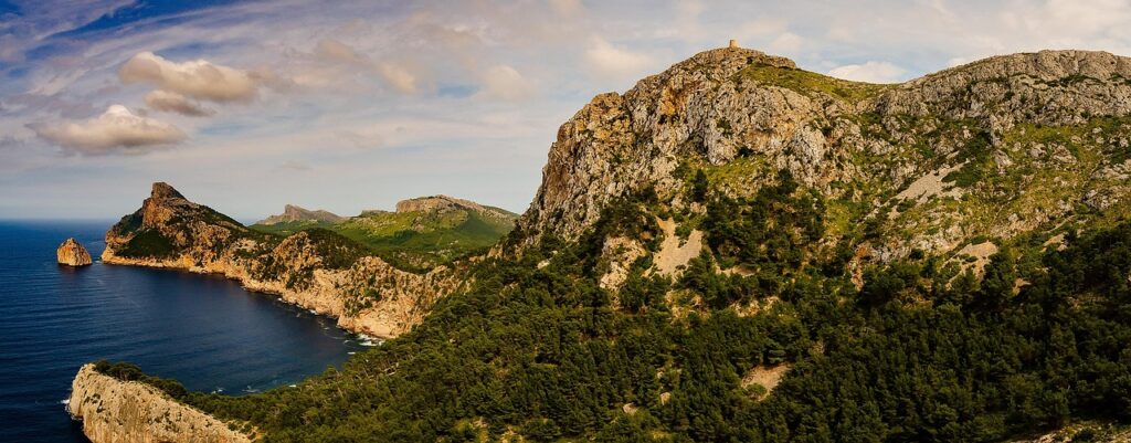 Mallorca kıyılarında kayalık sahil ve turkuaz deniz