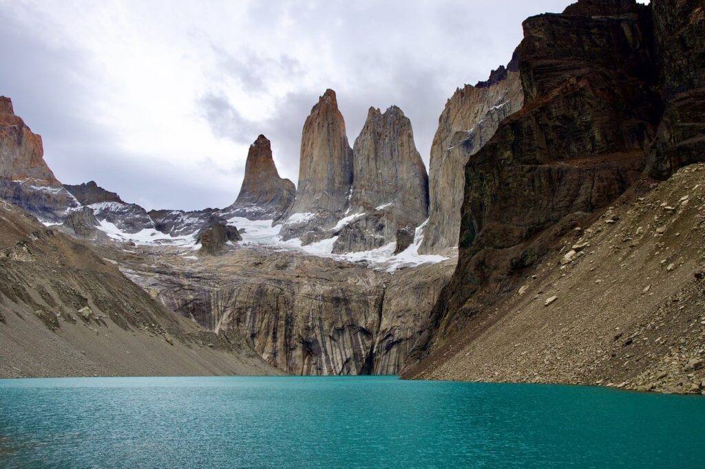 Şili'de Torres del Paine'in granit kuleleri ve göl kıyısı