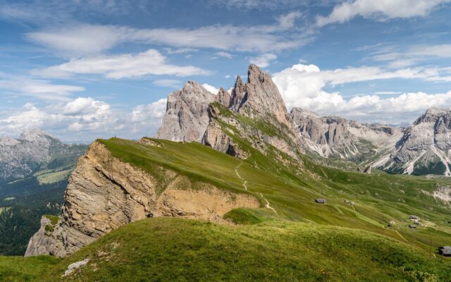 Karlı zirveleri ve yeşil vadileriyle dünyanın en turistik dağlarından bir manzara