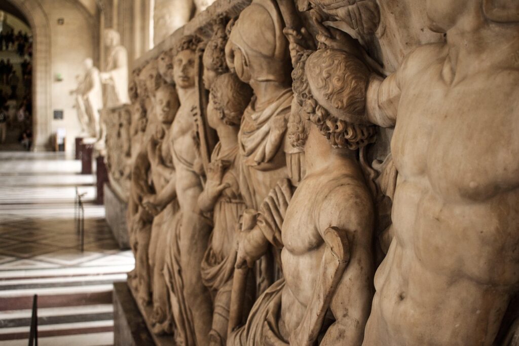 Louvre Müzesi'nin klasik sanat eserlerinin sergilendiği geniş salonu