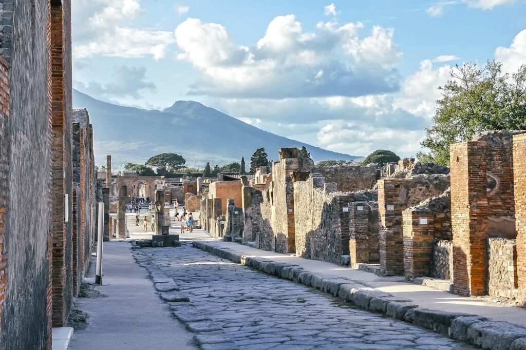 Pompeii'de taş döşeli antik bir sokak ve kalıntılar