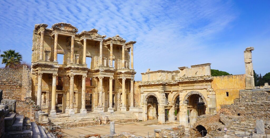 Efes Antik Kenti'ndeki Celsus Kütüphanesi'nin cephesi