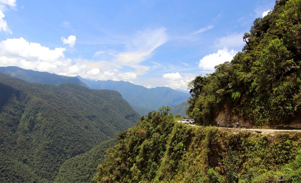 Bolivya'daki Yungas bölgesinde dik yamaçlara tırmanan dar bir dağ yolu