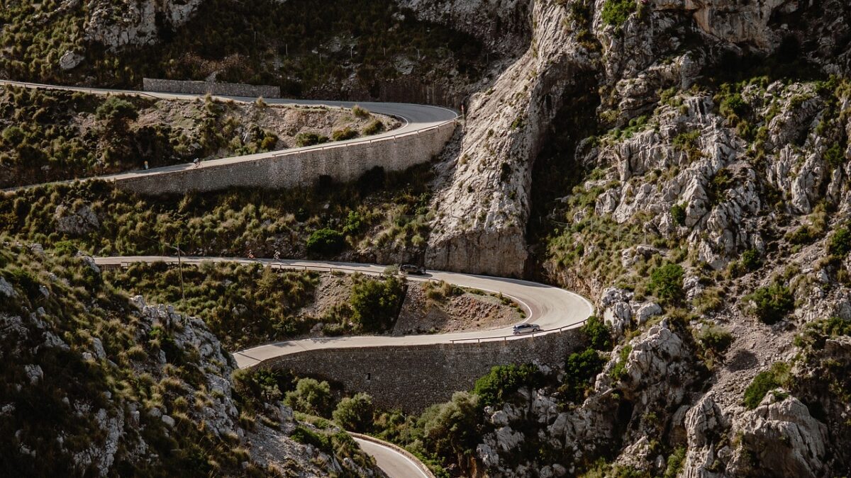 Dağ yamacında uçurum kenarından geçen dar ve virajlı bir yol