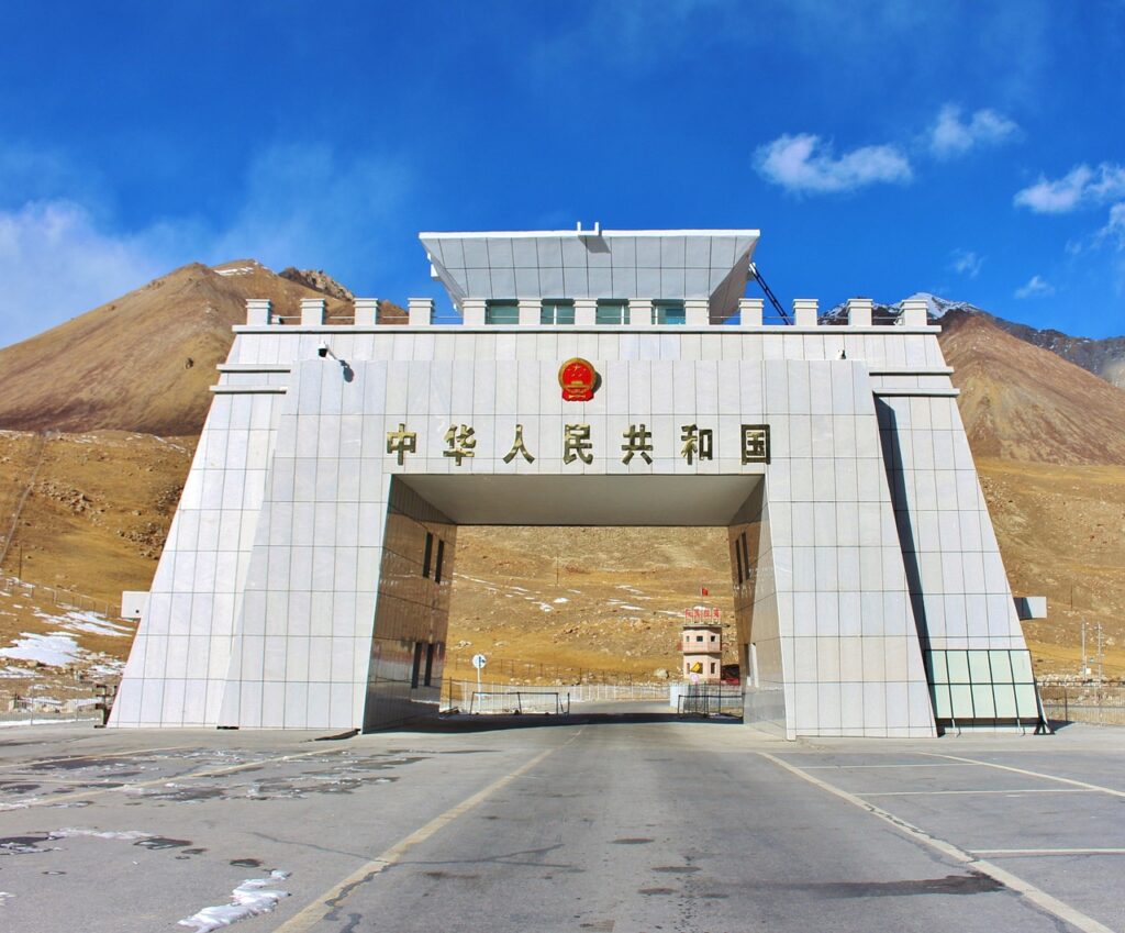 Karakoram Otoyolu çevresindeki yüksek dağlar ve vadi