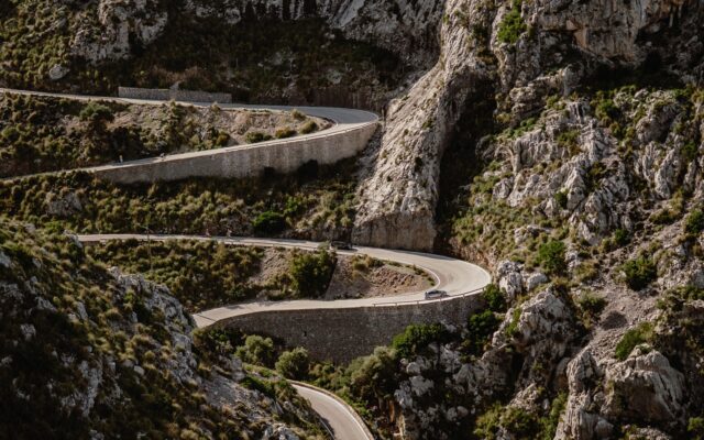 Dağ yamacında uçurum kenarından geçen dar ve virajlı bir yol