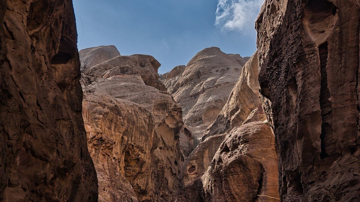 Ürdün'deki Petra'da kayaya oyulmuş Hazine yapısının gün batımında görünümü