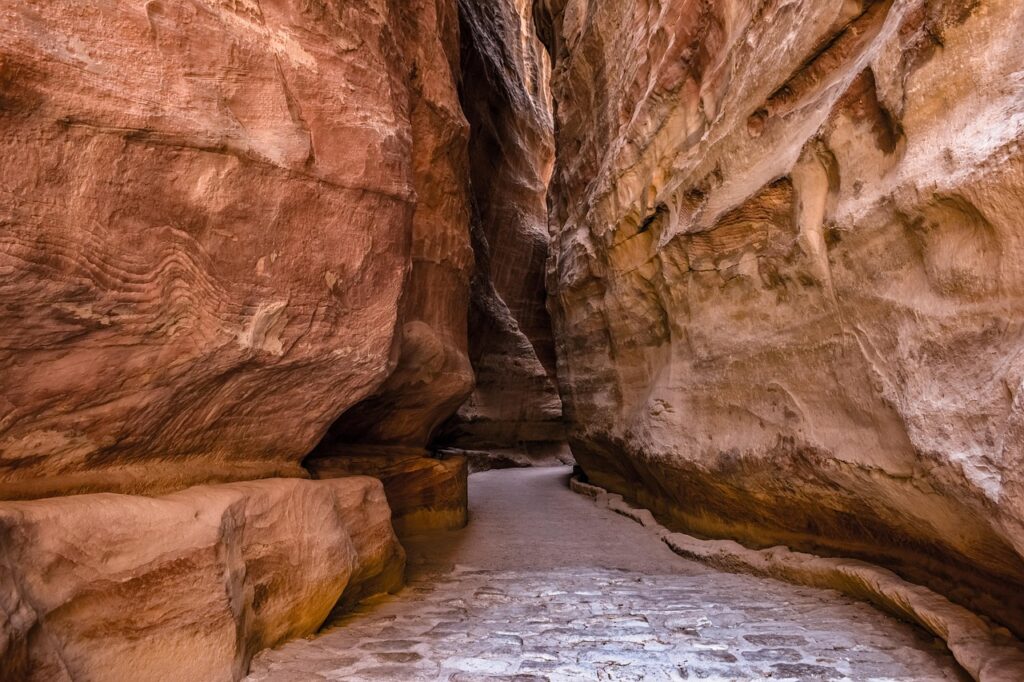 Petra'ya giden dar ve kıvrımlı Siq geçidi