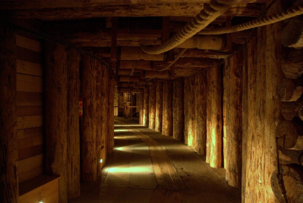 Wieliczka tuz madeninin içindeki tuzdan oyulmuş koridor ve kabartmalar