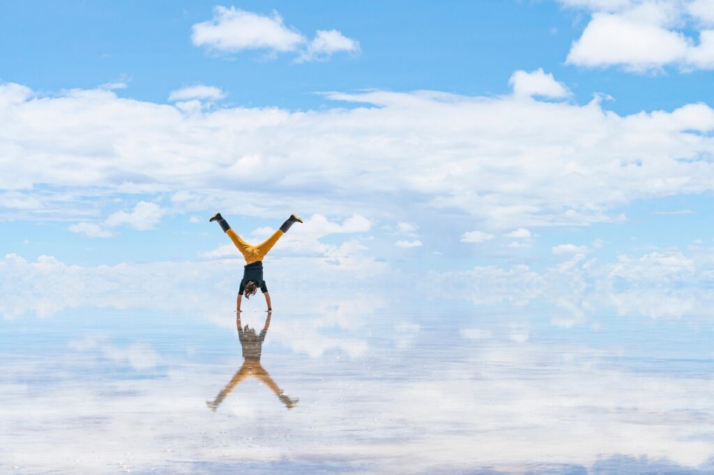Yağmur sonrası Salar de Uyuni tuz düzlüğünde gökyüzü yansıması