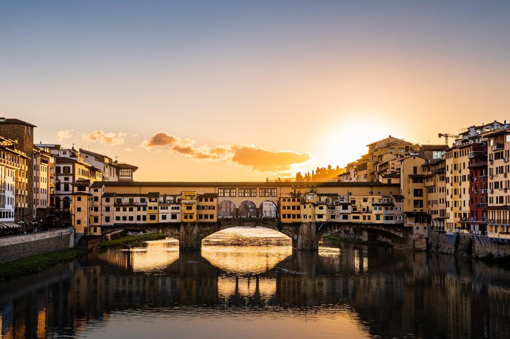 Floransa'da Arno Nehri üzerindeki Ponte Vecchio'nun kemerli görünümü