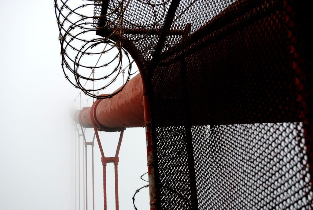 San Francisco'da sisin arasından görünen Golden Gate Köprüsü