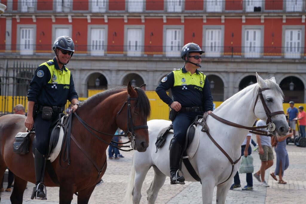 Madrid'de kemerli binalarla çevrili Plaza Mayor meydanı