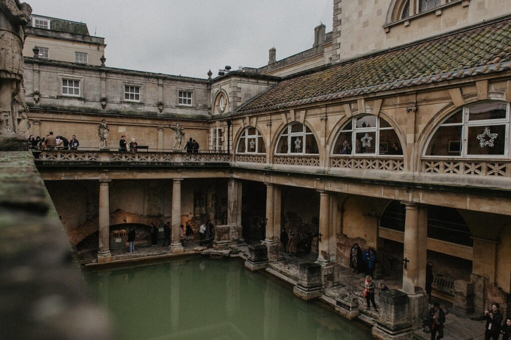 Bath'teki Roma Hamamları'nın tarihi havuzu ve taş yapıları