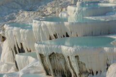 Pamukkale'nin beyaz travertenleri ve sıcak su birikintileri