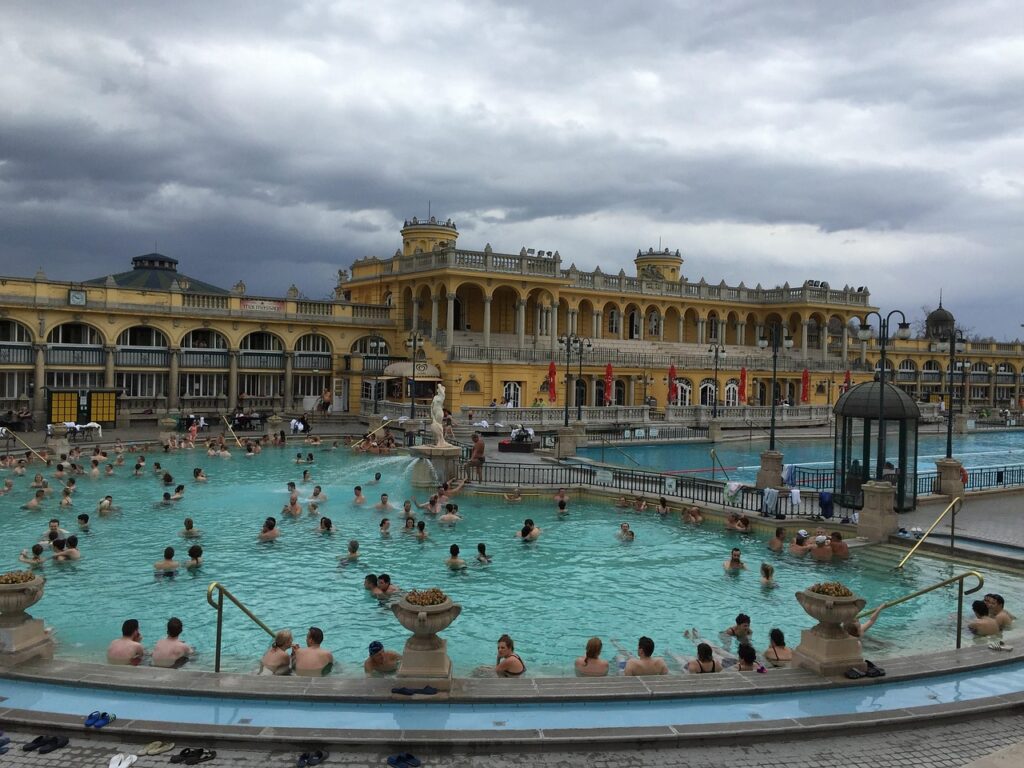 Budapeşte'deki Széchenyi Termal Kaplıcası'nın açık havuzları