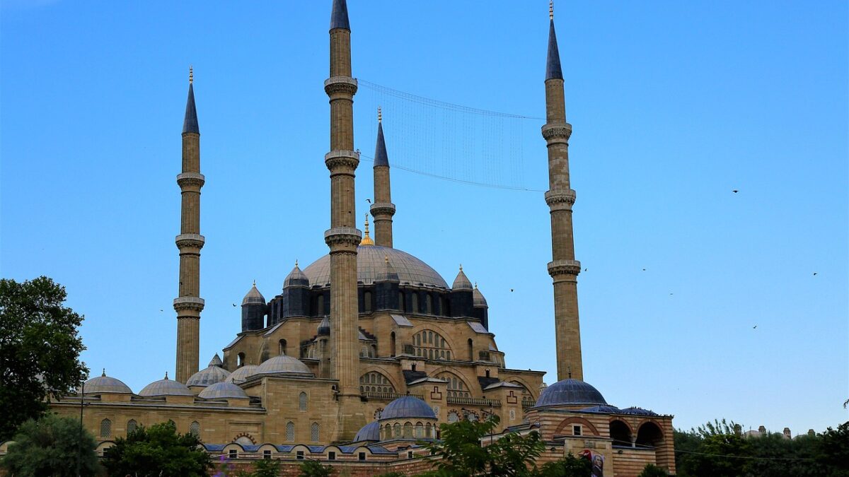Edirne'de Selimiye Camii'nin kubbe ve minareleriyle oluşan şehir silüeti