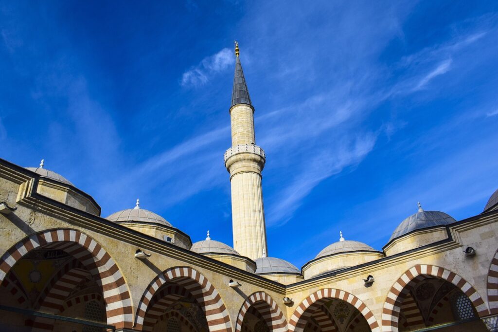 Edirne'de bir cami avlusunun sakin görünümü