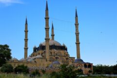 Edirne'de Selimiye Camii'nin kubbe ve minareleriyle oluşan şehir silüeti