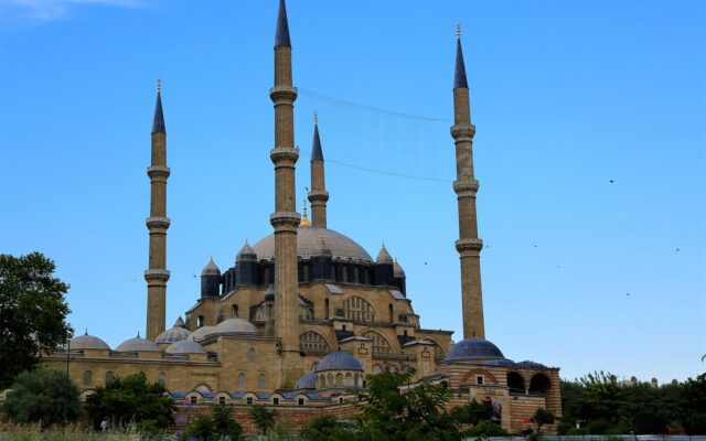 Edirne'de Selimiye Camii'nin kubbe ve minareleriyle oluşan şehir silüeti