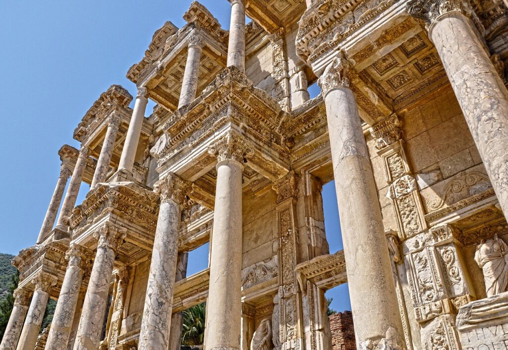 Efes'teki Celsus Kütüphanesi'nin sütunlu cephesi