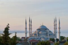 Efes antik kentinde taş yollar ve kalıntılar, Ege karavan rotası için kapak görseli