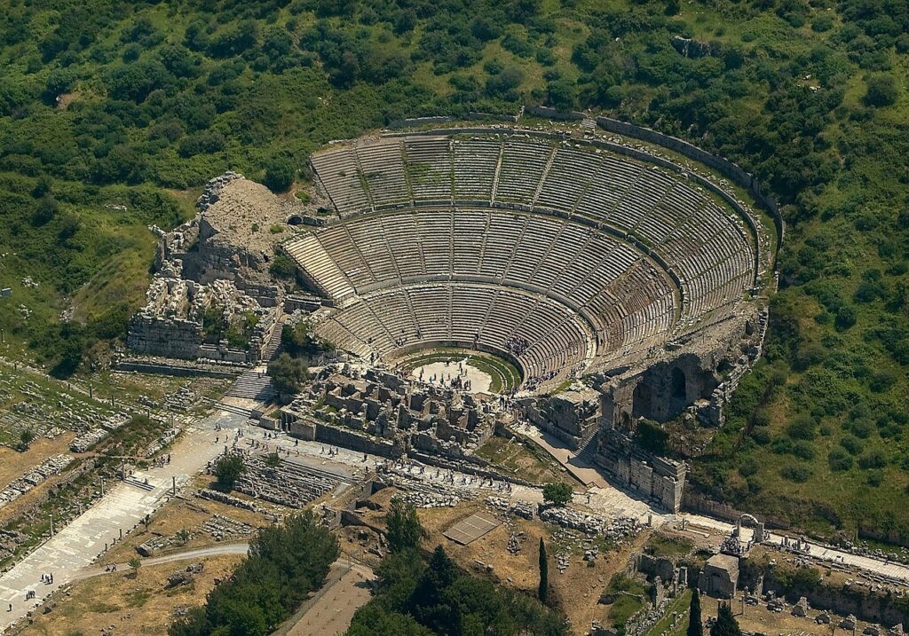 Efes antik kentindeki büyük tiyatronun oturma sıraları ve manzarası