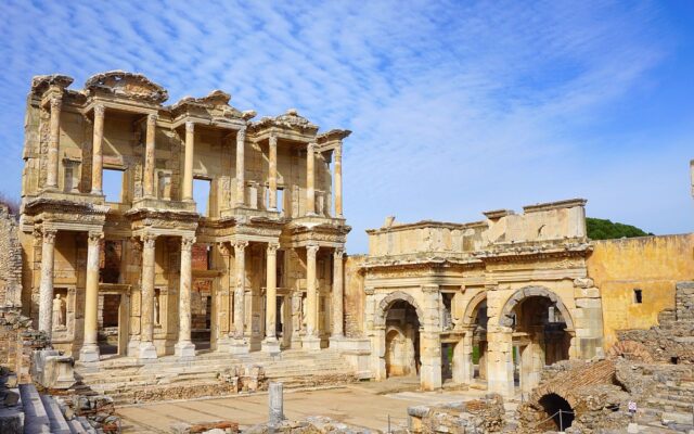 Efes antik kentindeki Celsus Kütüphanesi'nin cephesi ve çevresindeki mermer kalıntılar