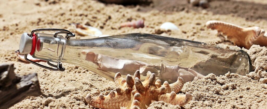 Yaz kampı için hazırlanmış su şişeleri