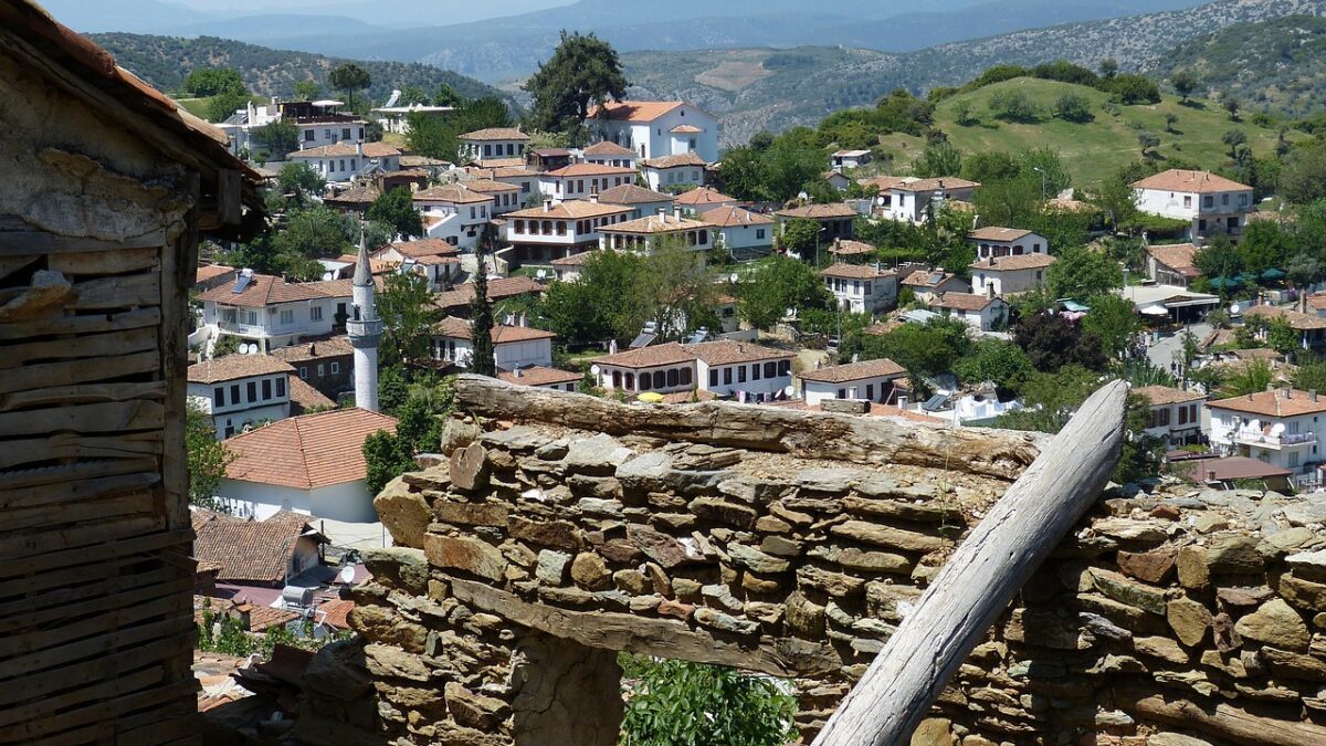 Şirince köyünde taş evler ve bağların arasında Ege manzarası