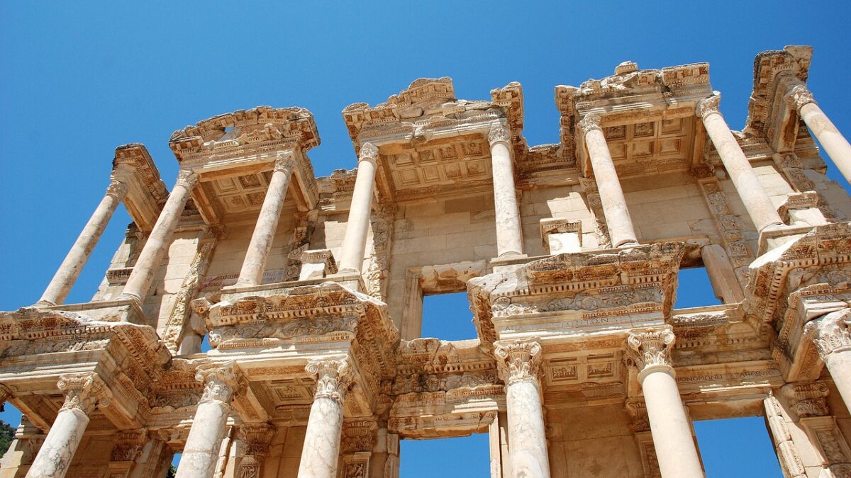 Efes antik kentinde Celsus Kütüphanesi cephesi ve çevresindeki sütunlu yol