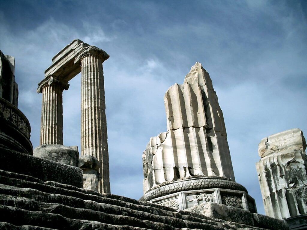 Didyma'da Apollon Tapınağı'nın büyük sütunları