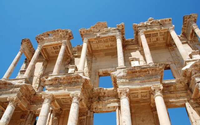 Efes antik kentinde Celsus Kütüphanesi cephesi ve çevresindeki sütunlu yol