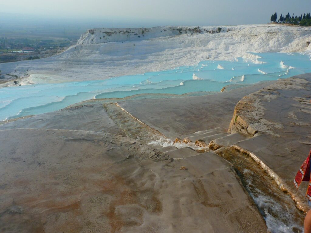 Pamukkale travertenleri ve yakınındaki termal otellerin sıcak havuzları