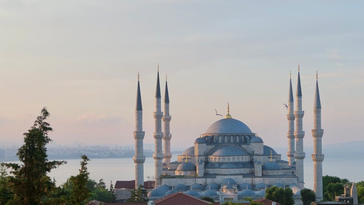 Sonbahar mevsiminde Çanakkale ve Assos hattında karavan tatili için hazırlanmış manzara
