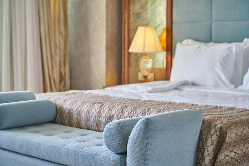 Erişilebilir otel odasında geniş ve düz bir geçiş alanı