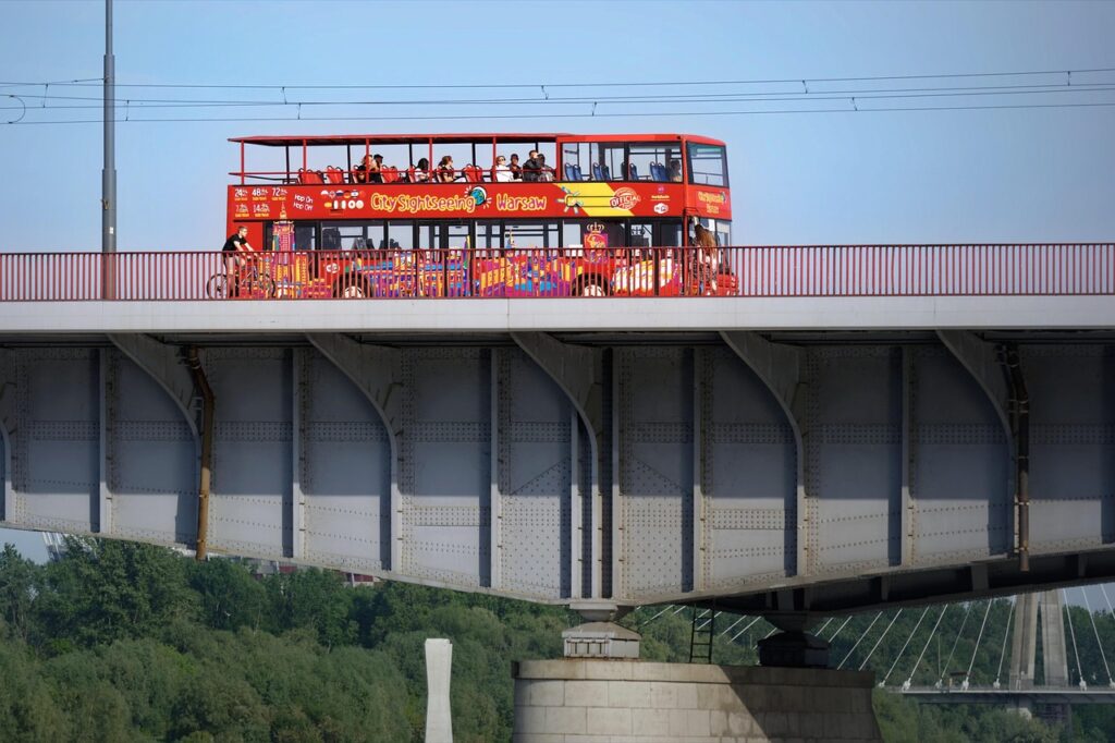 Rampalı ve geniş kapılı bir şehir otobüsü