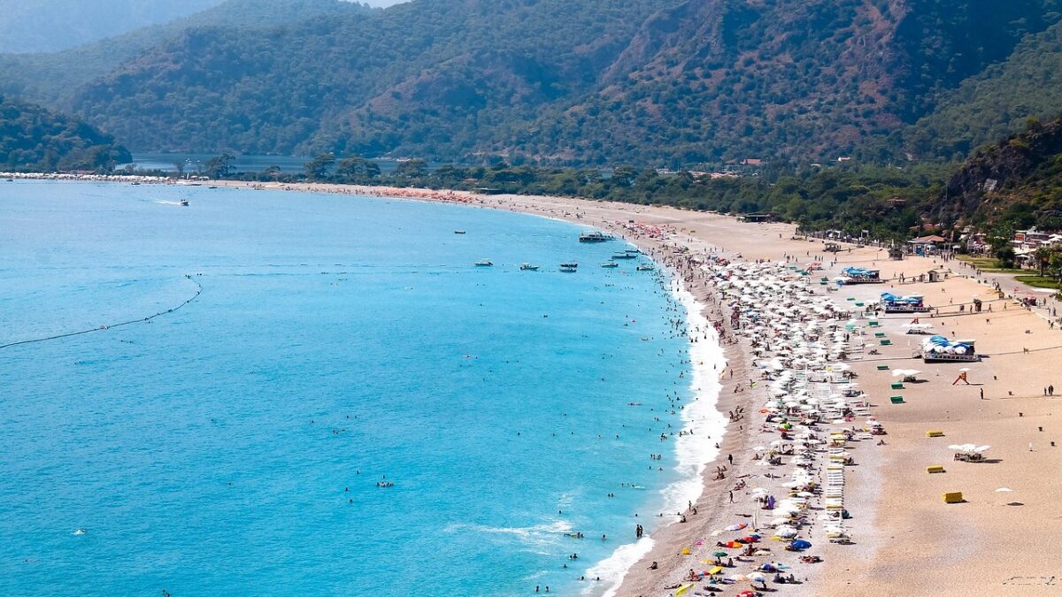Muğla kıyısında karavan ve deniz manzarası