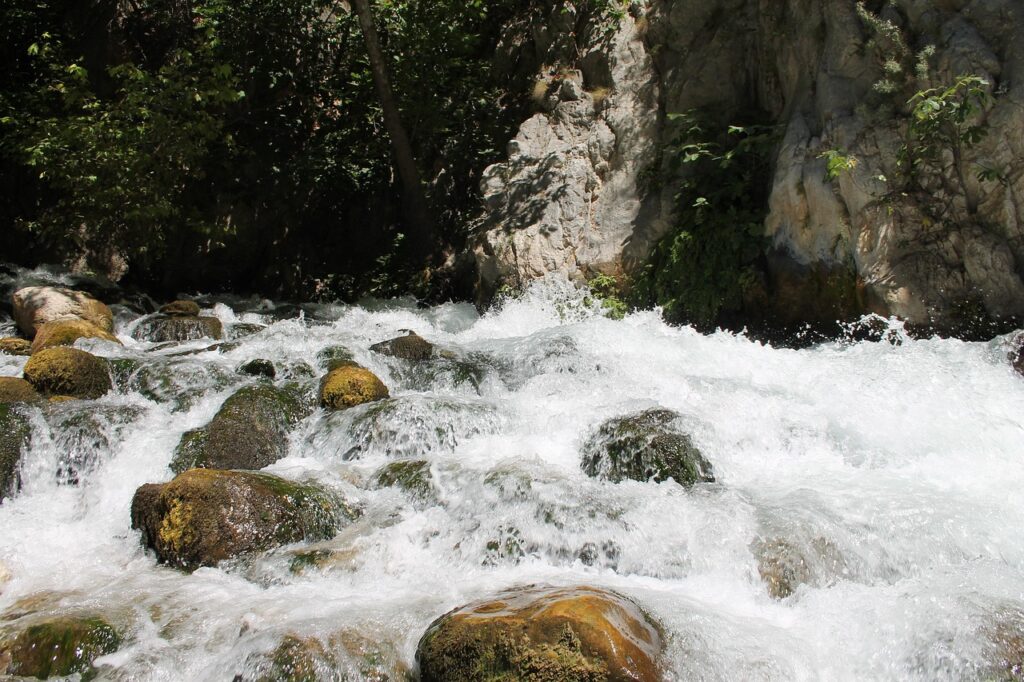 Saklıkent Kanyonu'nun dar ve taşlı geçidi