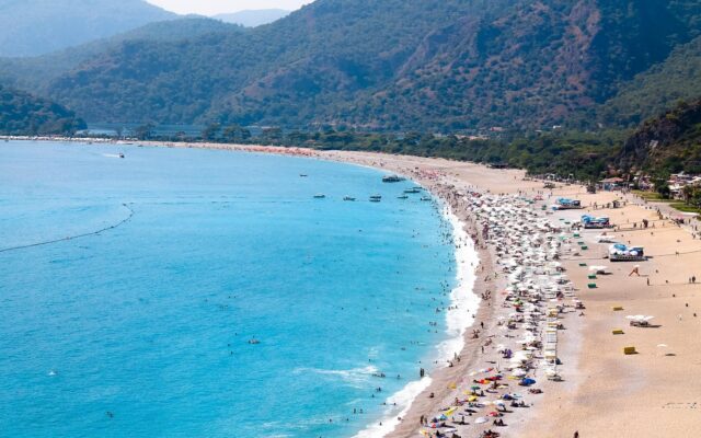 Muğla kıyısında karavan ve deniz manzarası