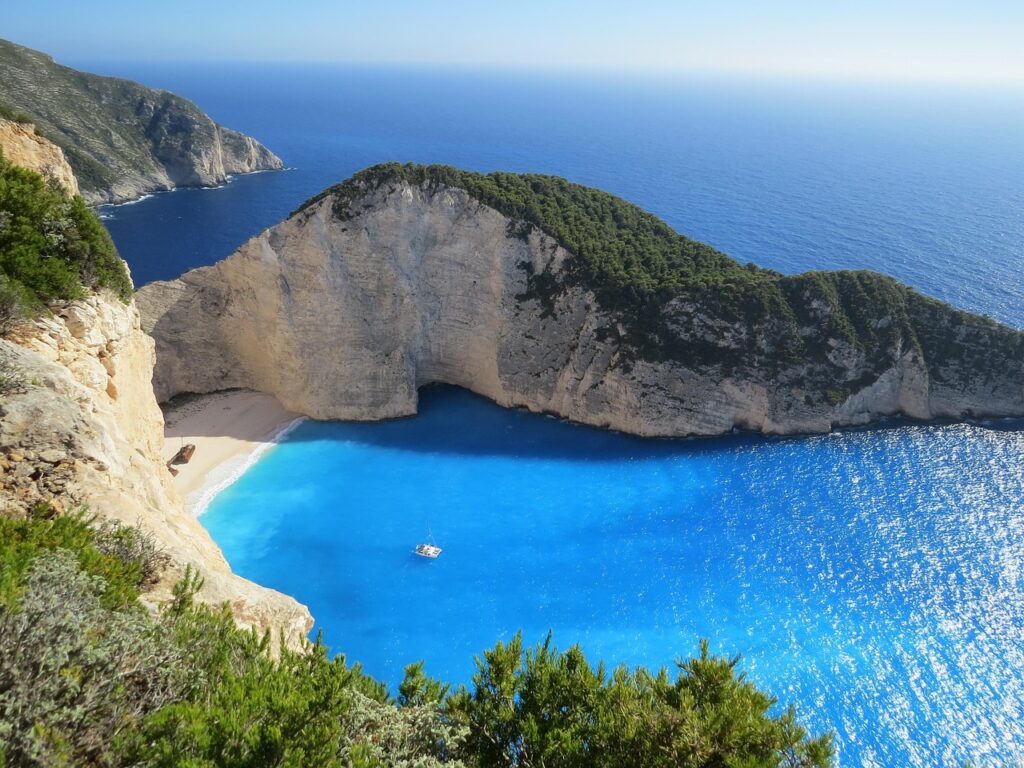 Palawan'da turkuaz denizle buluşan kireçtaşı kayalıklar