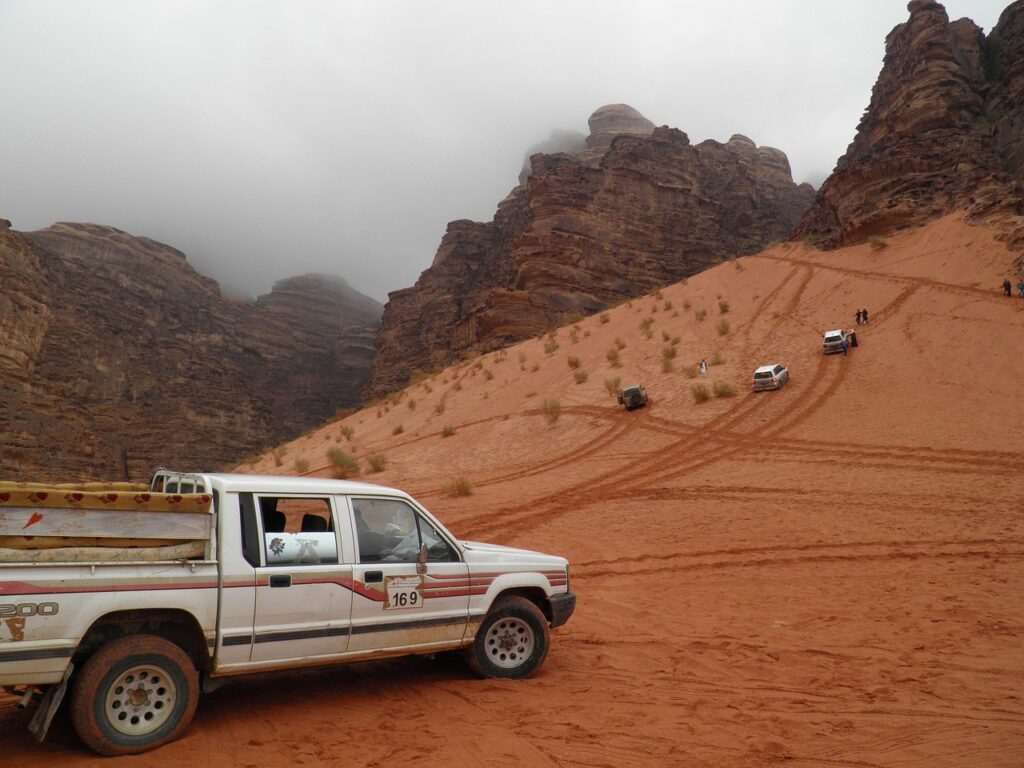 Wadi Rum çölünde kırmızı kum tepeleri ve kayalar