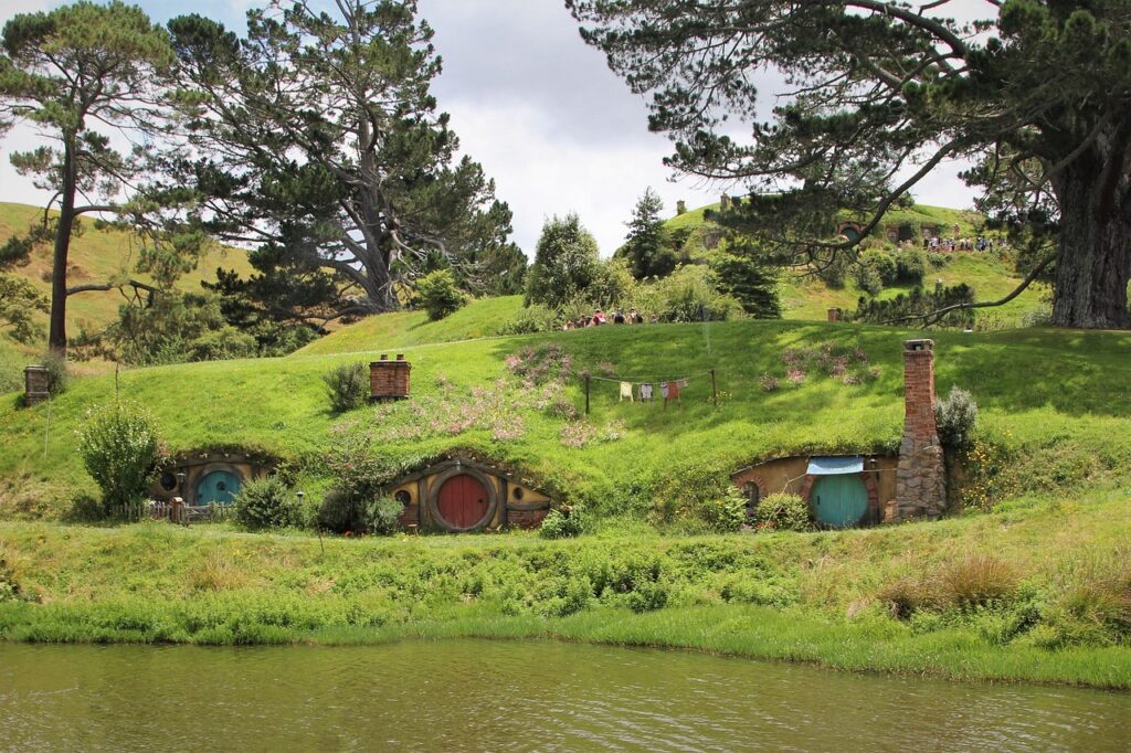 Yeni Zelanda’daki Hobbiton film setinde yuvarlak kapılı evler