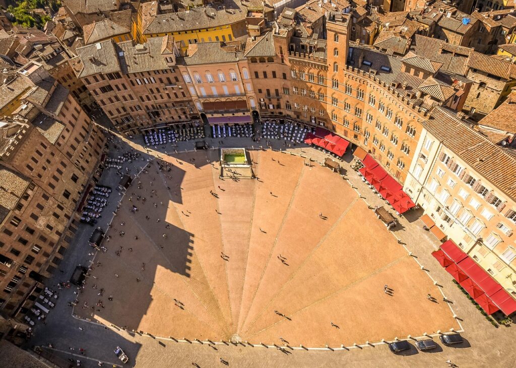 Siena'daki Piazza del Campo meydanı ve çevresindeki binalar