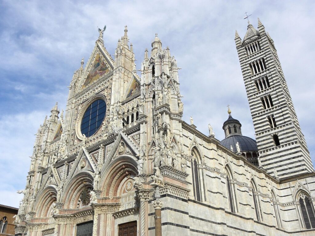 Siena Katedrali'nin çizgili mermer cephesi